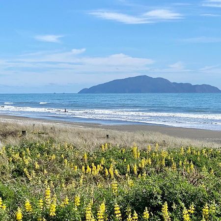 Otaki Beachfront Getaway Exterior photo