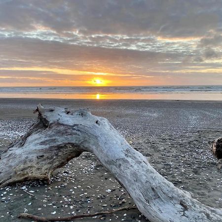 Otaki Beachfront Getaway Exterior photo