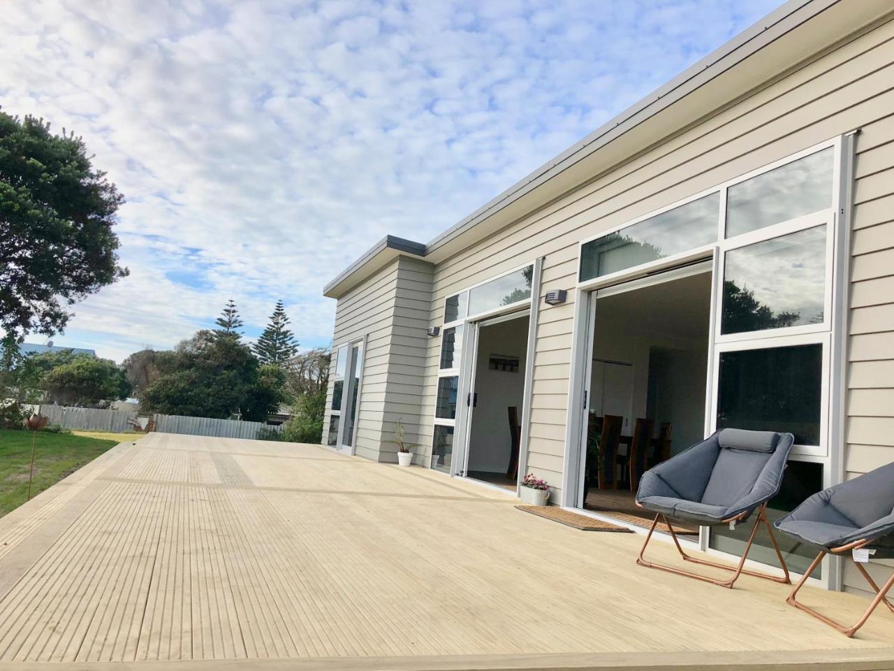 Otaki Beachfront Getaway Exterior photo
