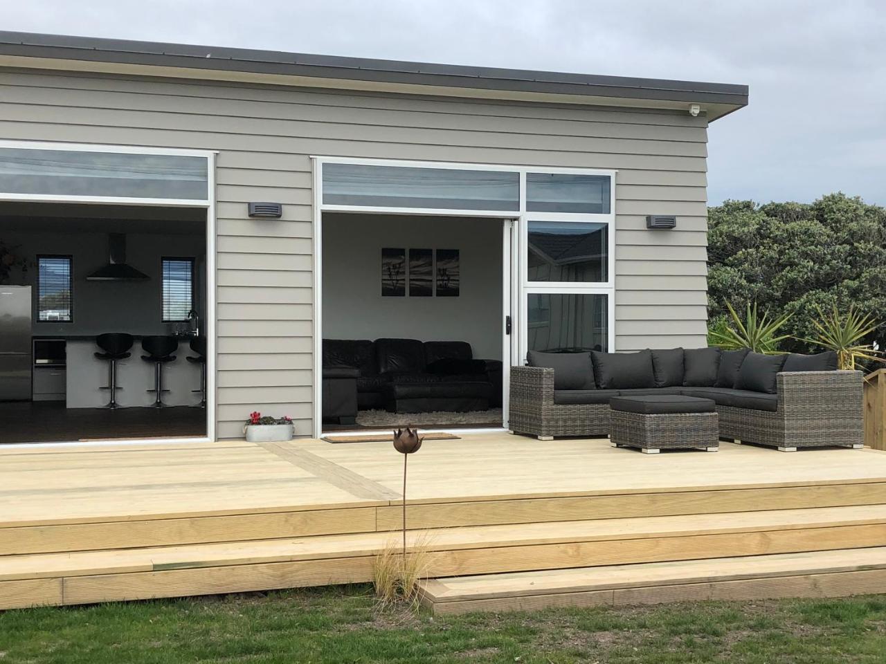 Otaki Beachfront Getaway Exterior photo